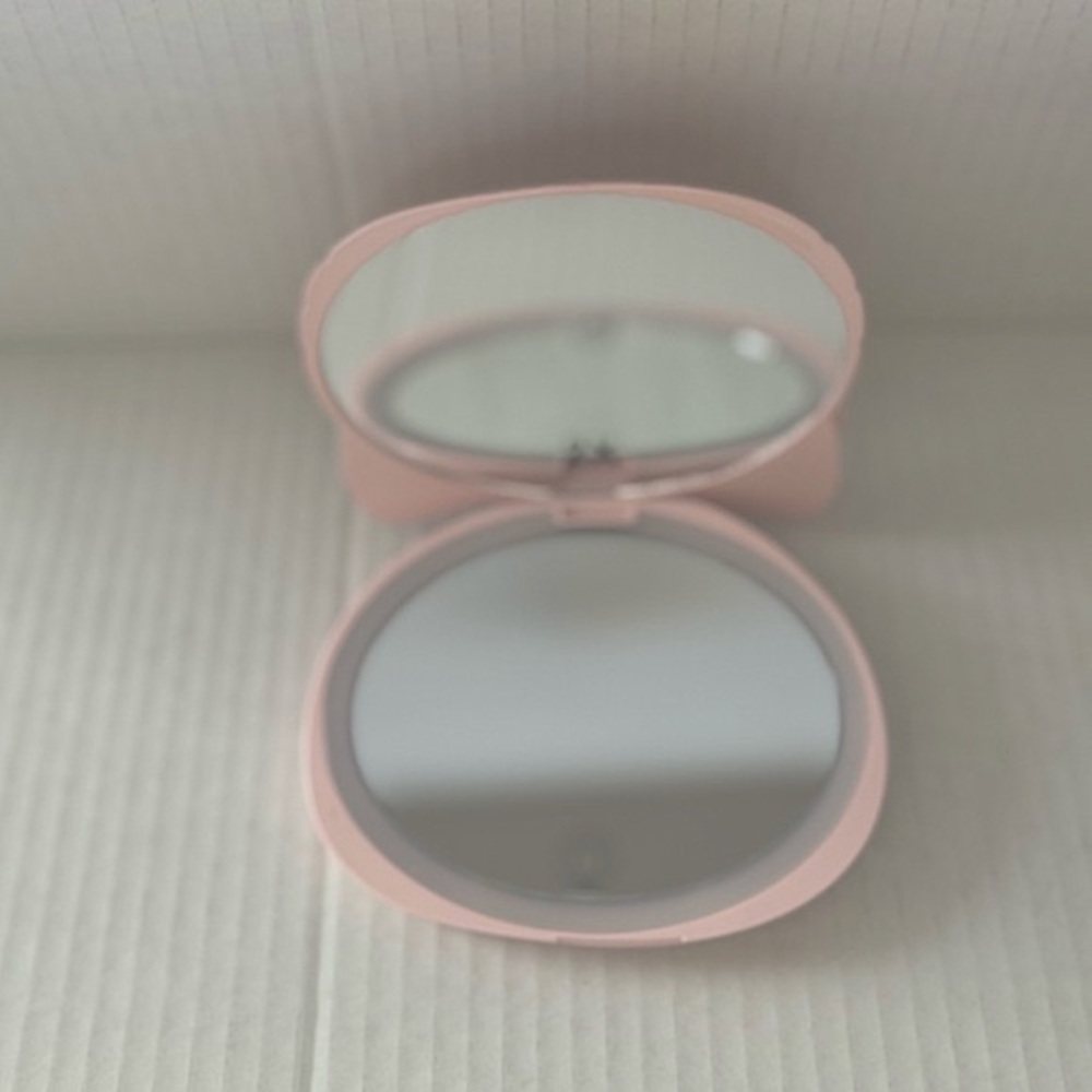 Hello Kitty Compact LED Mirror - Picture 10 of 10